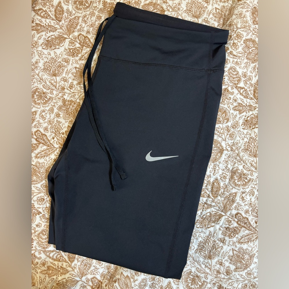 NIKE / Women’s Large / Black Capri Workout Leggings